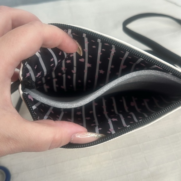 Luv Betsey by Betsey Johnson wristlet / crossbody bag white/pink hearts NWOT! - Picture 7 of 10